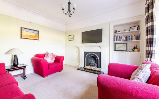 Seaview House - A Traditional Home by the Beach