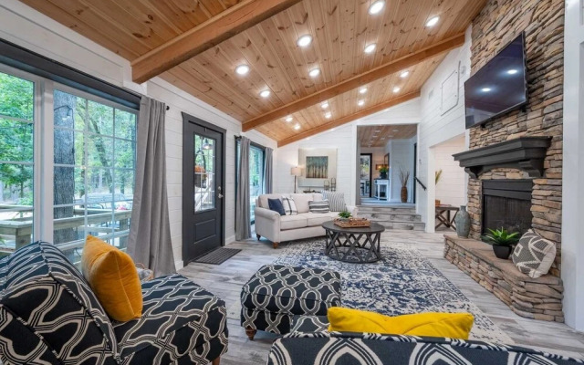 Sugar Hill Newly Remodeled includes Fully Supplied Kitchen and Hot Tub by RedAwning