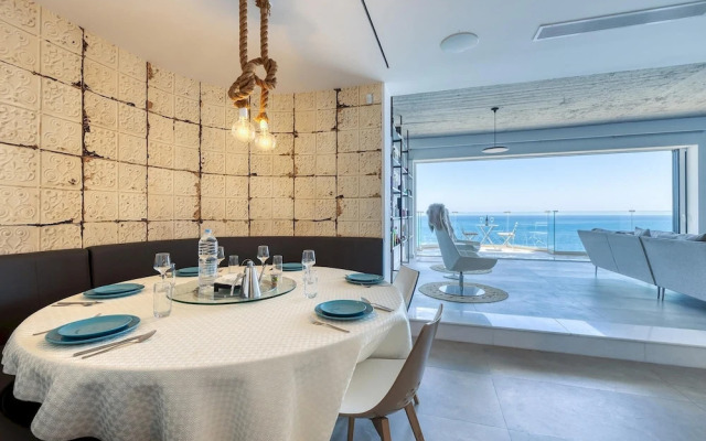 Superb Seafront Family Apartment