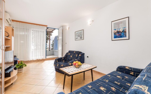 Stunning Apartment in Icici With Wifi and 1 Bedrooms