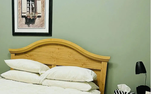 Moe's Suite Hotel