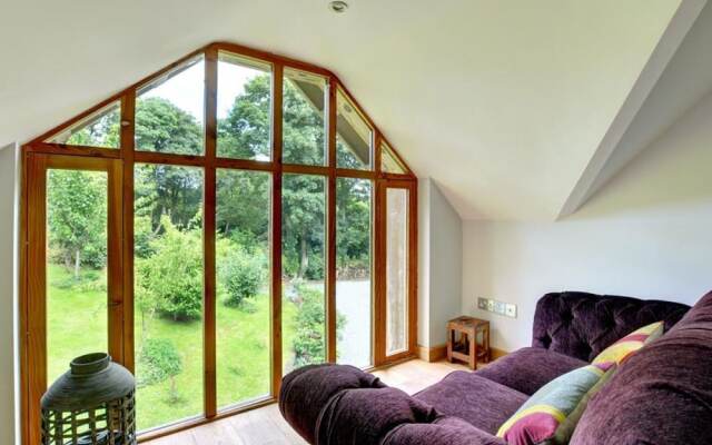 Bright Holiday Home in Saint Kew With Fireplace