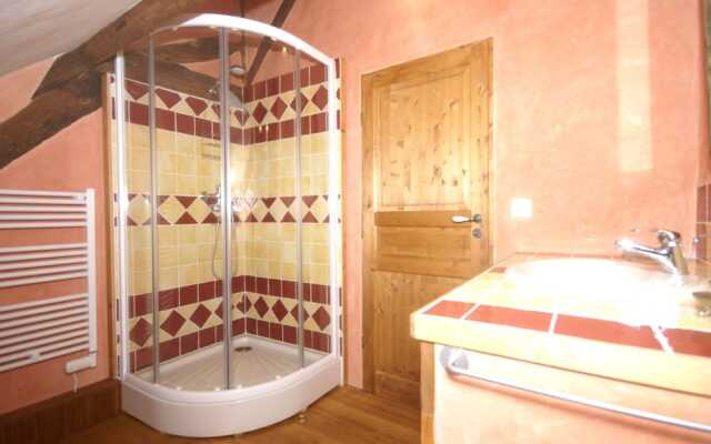 Spacious Holiday Home in Alvignac with Swimming Pool