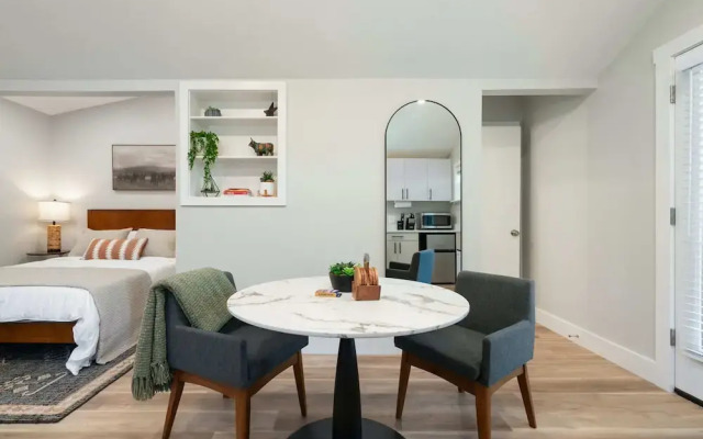Chic Studio Walkable to Soco!