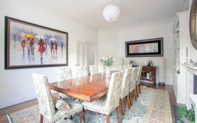 3 Bedroom Family House In Regents Park