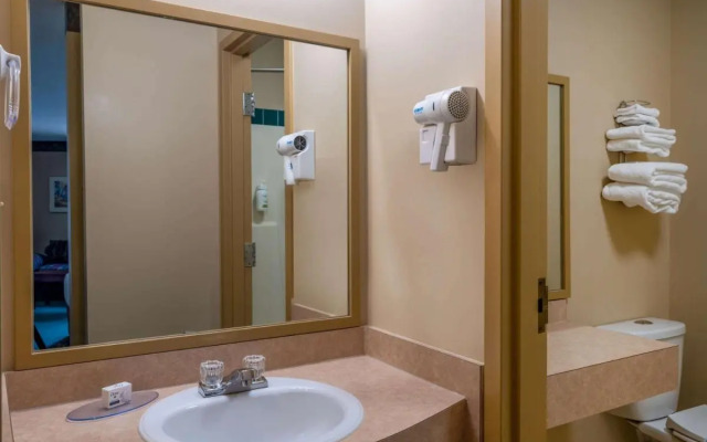 Travelodge by Wyndham Lacombe