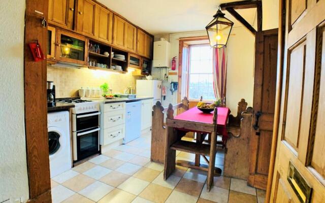 F2 Charming City Centre Apartment full of Character