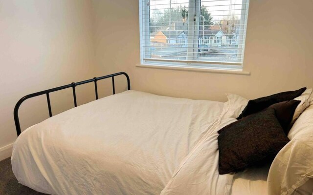 Cool 2 Bed House Hornchurch, Arcade Games, Parking