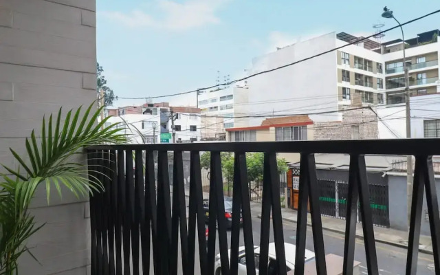w Sophisticated 2BR With Balcony in Miraflores