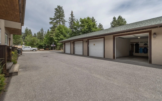 Bavarian Mountain Suite 2 Bedroom Condo by NW Comfy Cabins by RedAwning