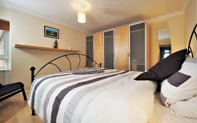 Quiet APT Sleeps 4-6 Central Windsor With Parking