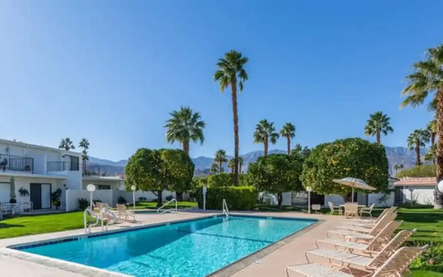 Stylish Condo With Golf Course Views