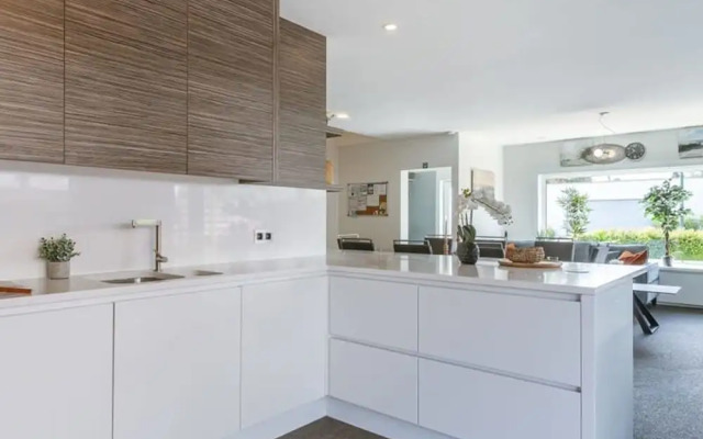 Spacious House With Garden and Parking