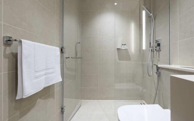 Urban Apartment in Marina Gate, Central Location!