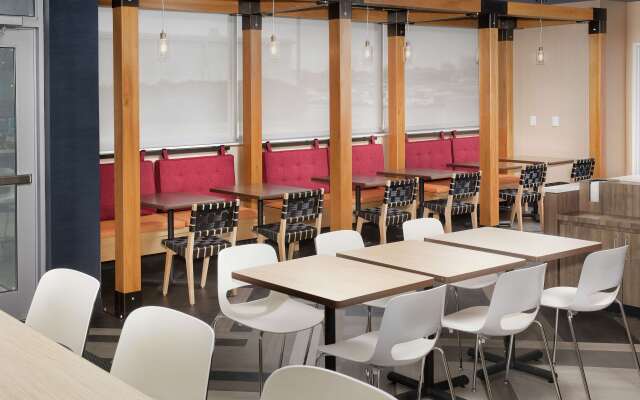 Tru by Hilton Louisville East