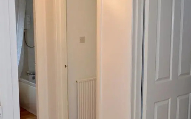 Spacious 2 Bedroom Ground Floor Flat in Leith