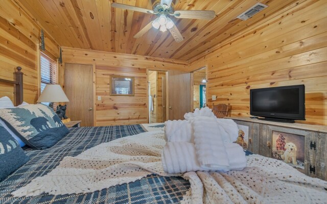 Bear Trail 2 Bedroom Cabin by Redawning