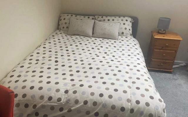 Immaculate 2 - Bedroom House in Milton Keynes