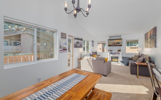 Alpine Family Haus 2 Bedroom Condo by NW Comfy Cabins by RedAwning