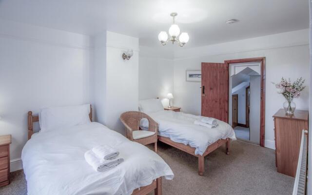 Stormy Castle - 6 Bedroom Sleeps 14 - Llangenith