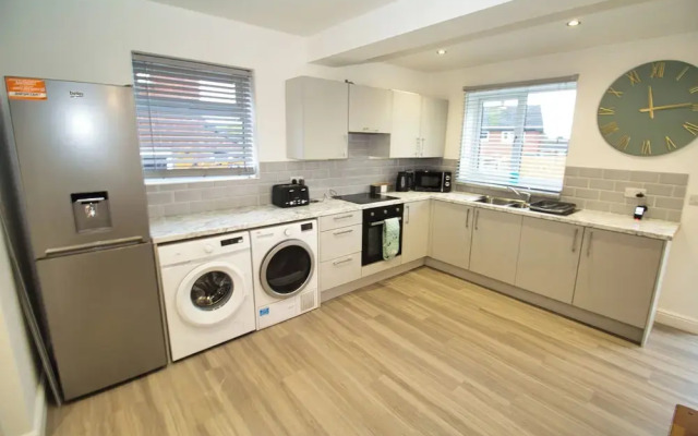 Spacious 3 Bed House - Newly Refurbished