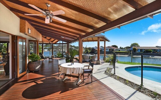 Schman55-Waterfront, Resort-Style Entertainer