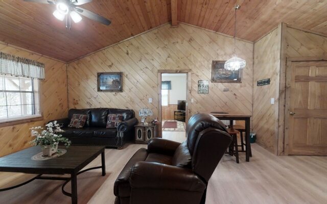 Little Mountain Hideaway 2 Bedroom Cabin by RedAwning