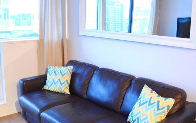 Monki Di Executive Suites - GLAS - Luxury Inner City Home 3 min to Downtown w Private Rooftop Patio Fireplace