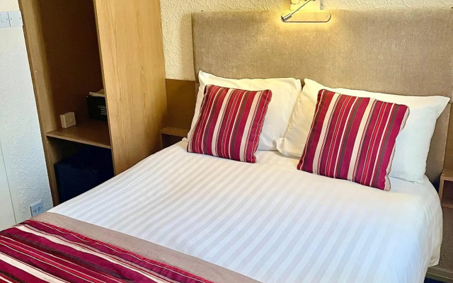 Clifton Court Metro Hotel