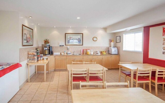 Econo Lodge Inn & Suites