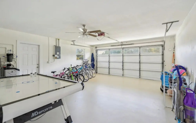 Bikes, Yard & Fire Pit at Upscale Lecanto Home!