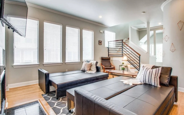 Grand Oak Lawn Town Home