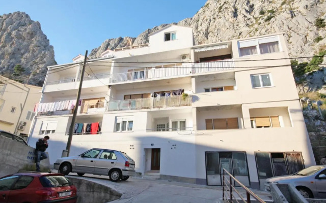 Apartments with a parking space Omis - 5988