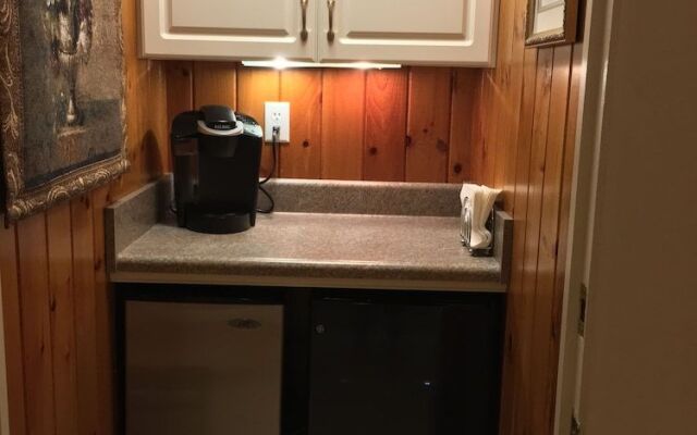 Brookside Mountain Mist Inn