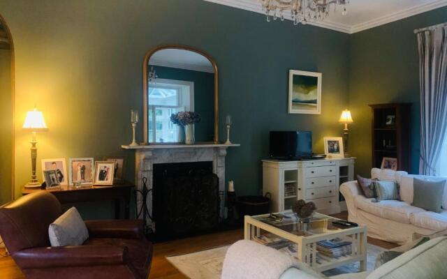 Larchmount House