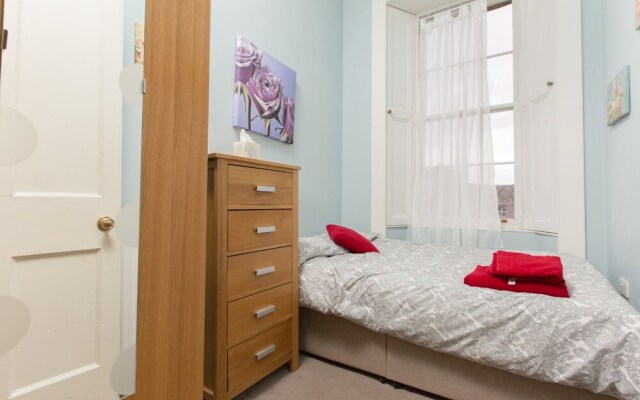 Spacious, Bright 5-br Flat for 10 in Edinburgh