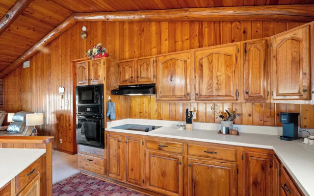 Lakefront Cabin + Guest House Near Granbury Square