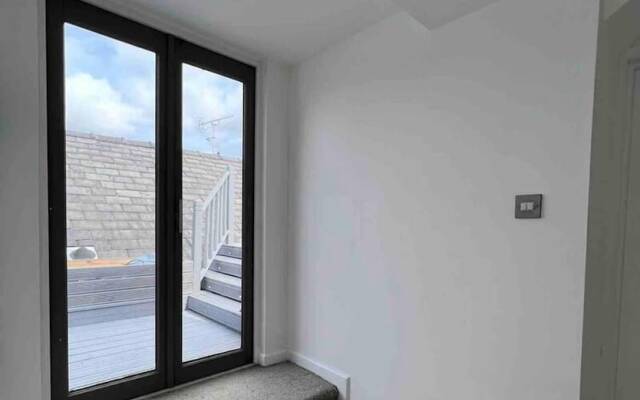 Luxury 3 Bedroom Penthouse w Massive Roof Terrace