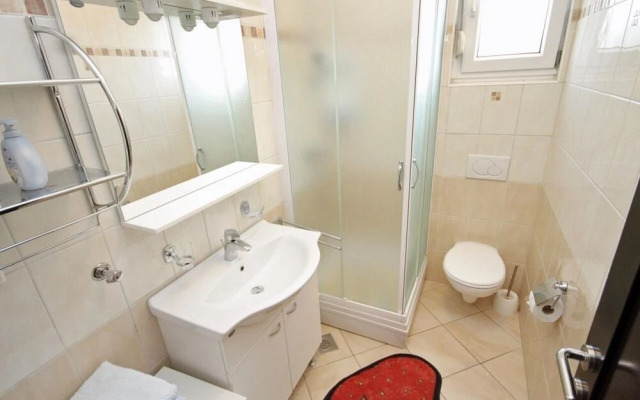 Eddie - Great Location & Comfor - A4