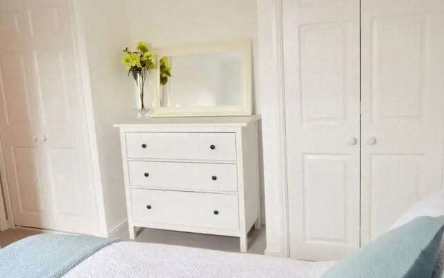 Modern And Central Flat In Roseburn Area