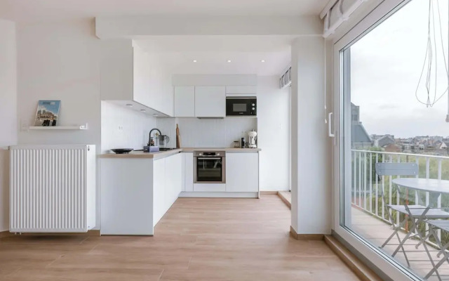 Modern Apartment With Balcony Near City Center