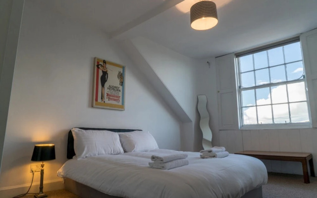Queen St: Superb Penthouse Flat W/roof Terrace