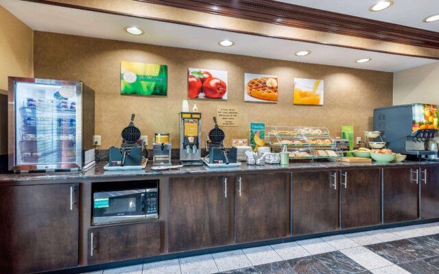 Comfort Inn & Suites Cincinnati Uptown Clifton