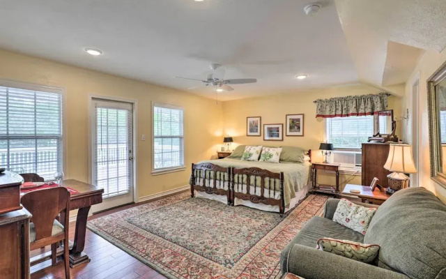 Studio in College Station w/ Expansive Deck!