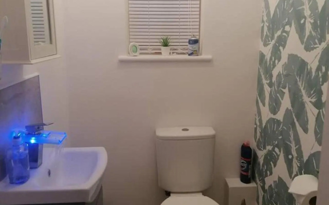 Beach Apartment - Sleeps 4, Garden & Parking