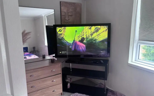 Spacious 2-bed Apartment in Hornchurch