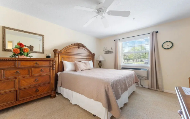 Take A Holiday 2 Bedroom Condo by RedAwning