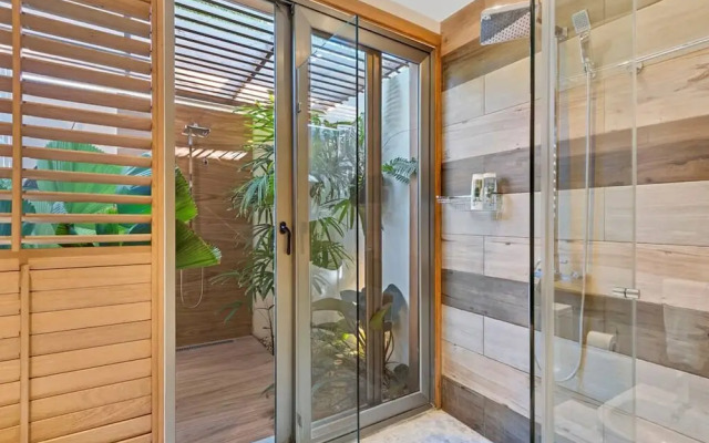 Modern Oasis Stunning Views of Golf Course River