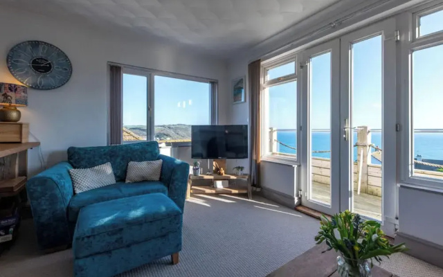 1 Bed Flat - Sleeps 2 - Pets - Balcony - Parking