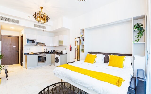 Waves - Chic Studio With Balcony Overlooking City Views